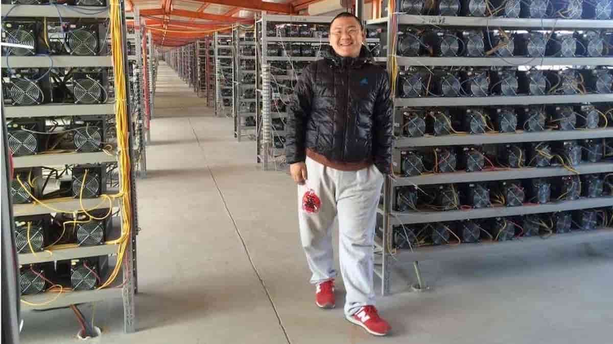 Chandler Guo em sua fazenda de mineração