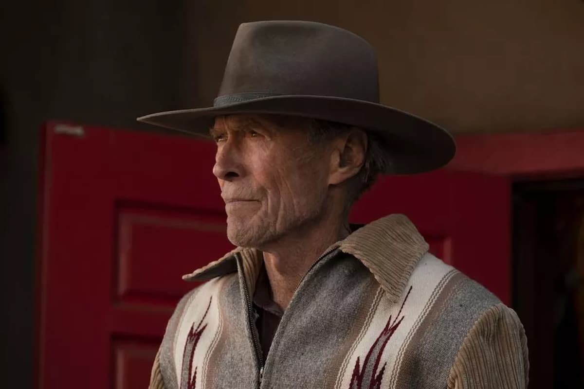 Ator Clint Eastwood bem velho, representando personagem de faroeste, de "era sem lei"