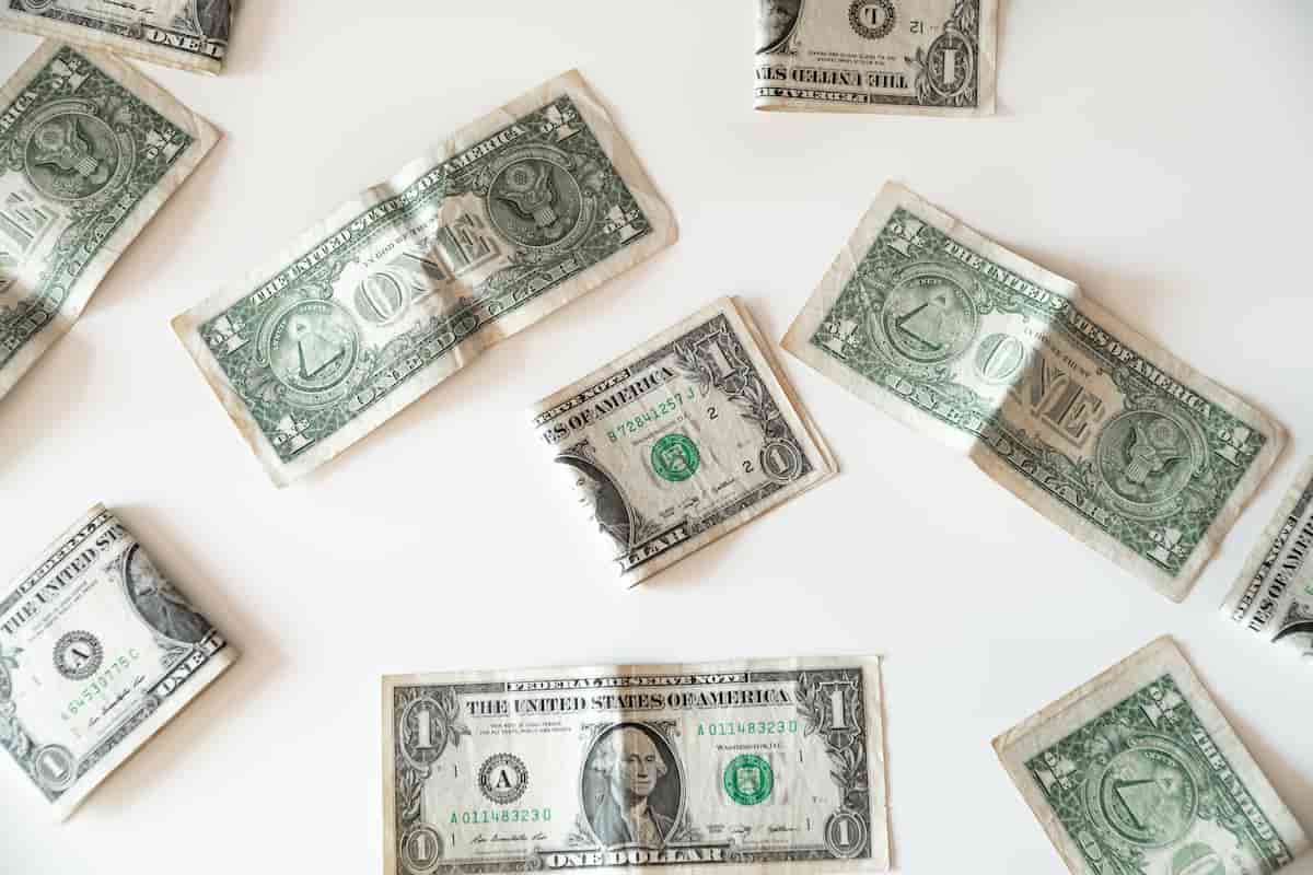 Notas de 1 USD na mesa