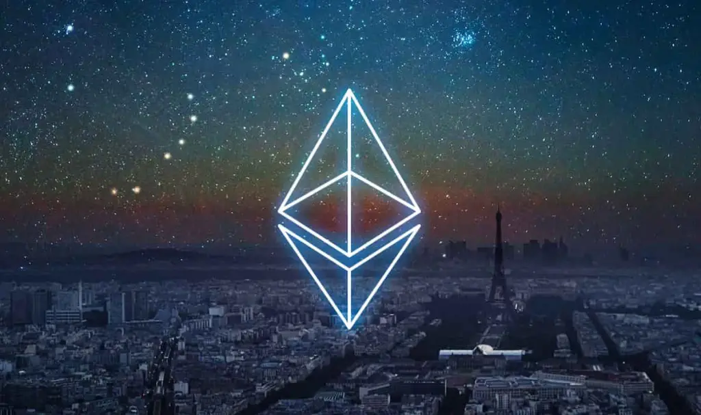 Logo do Ethereum brilhando sobre uma cidade escura
