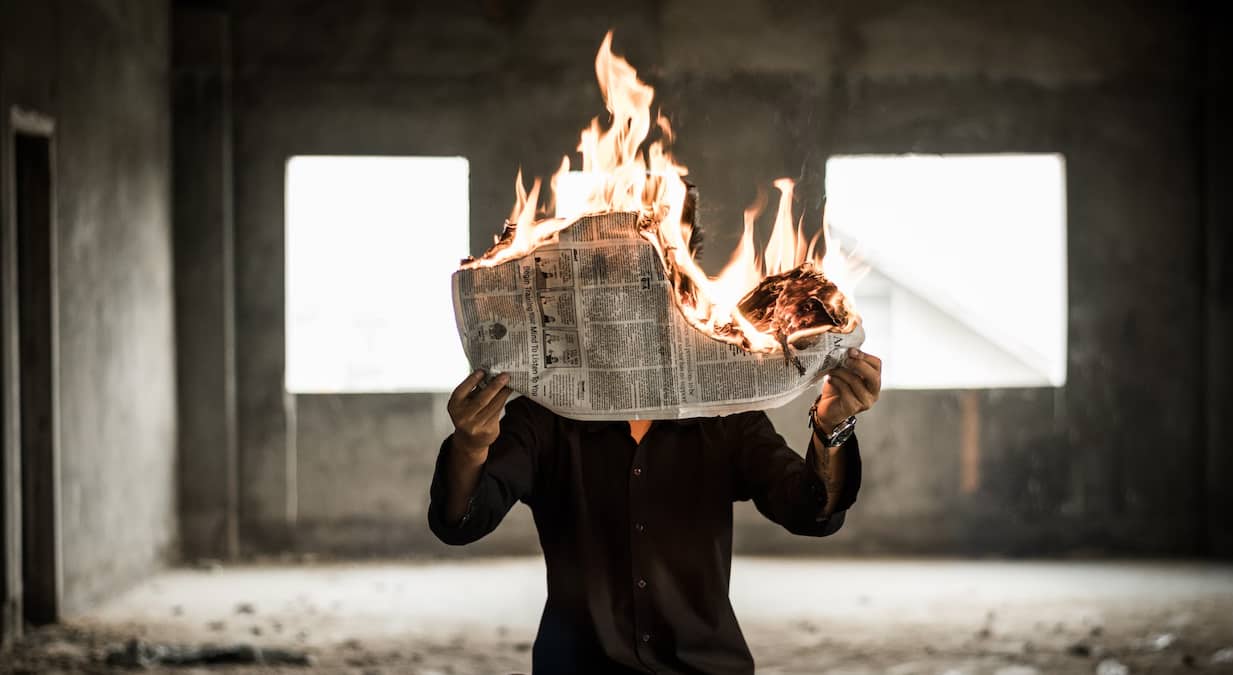 Jornal pegando fogo