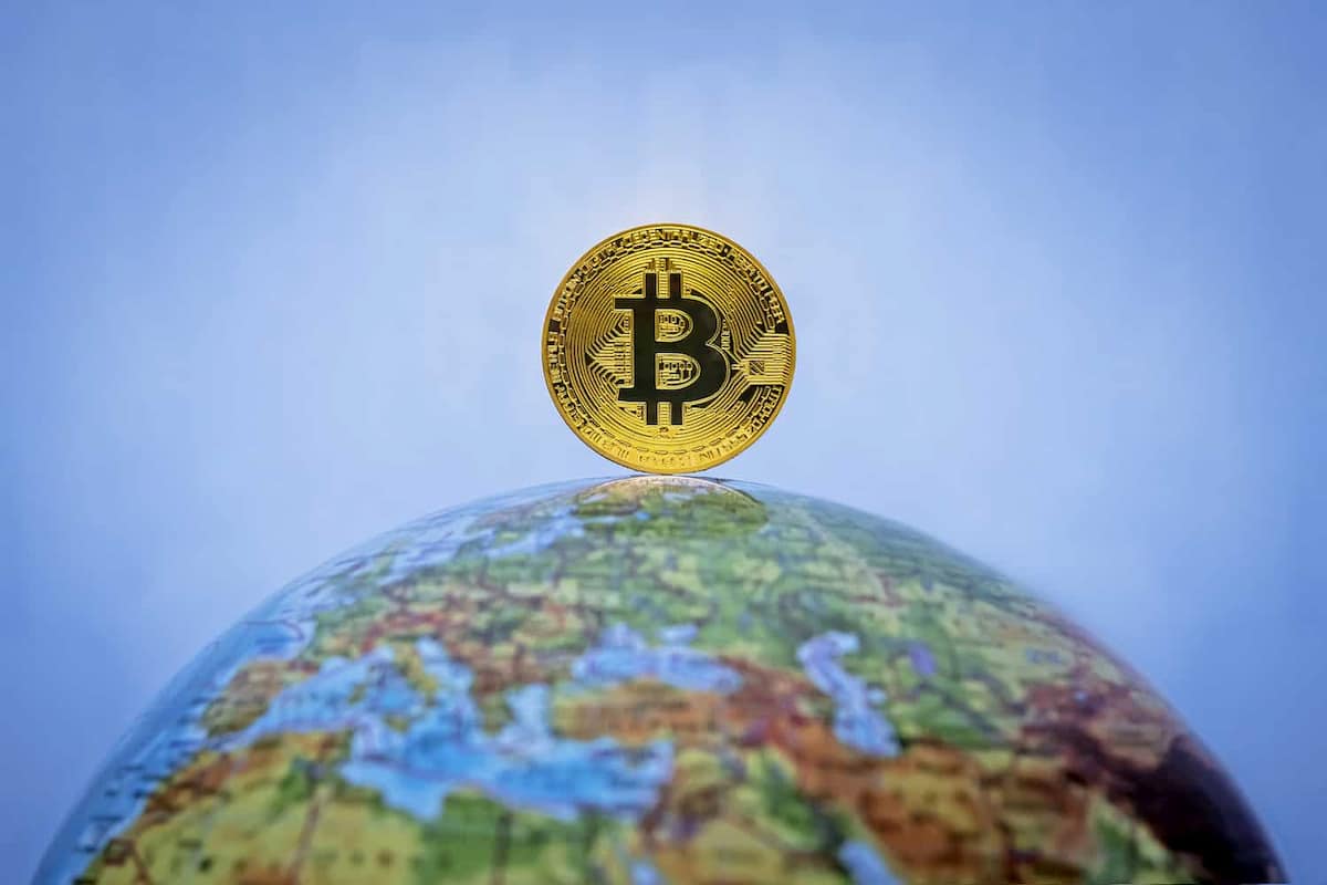 Moeda de bitcoin acima do globo