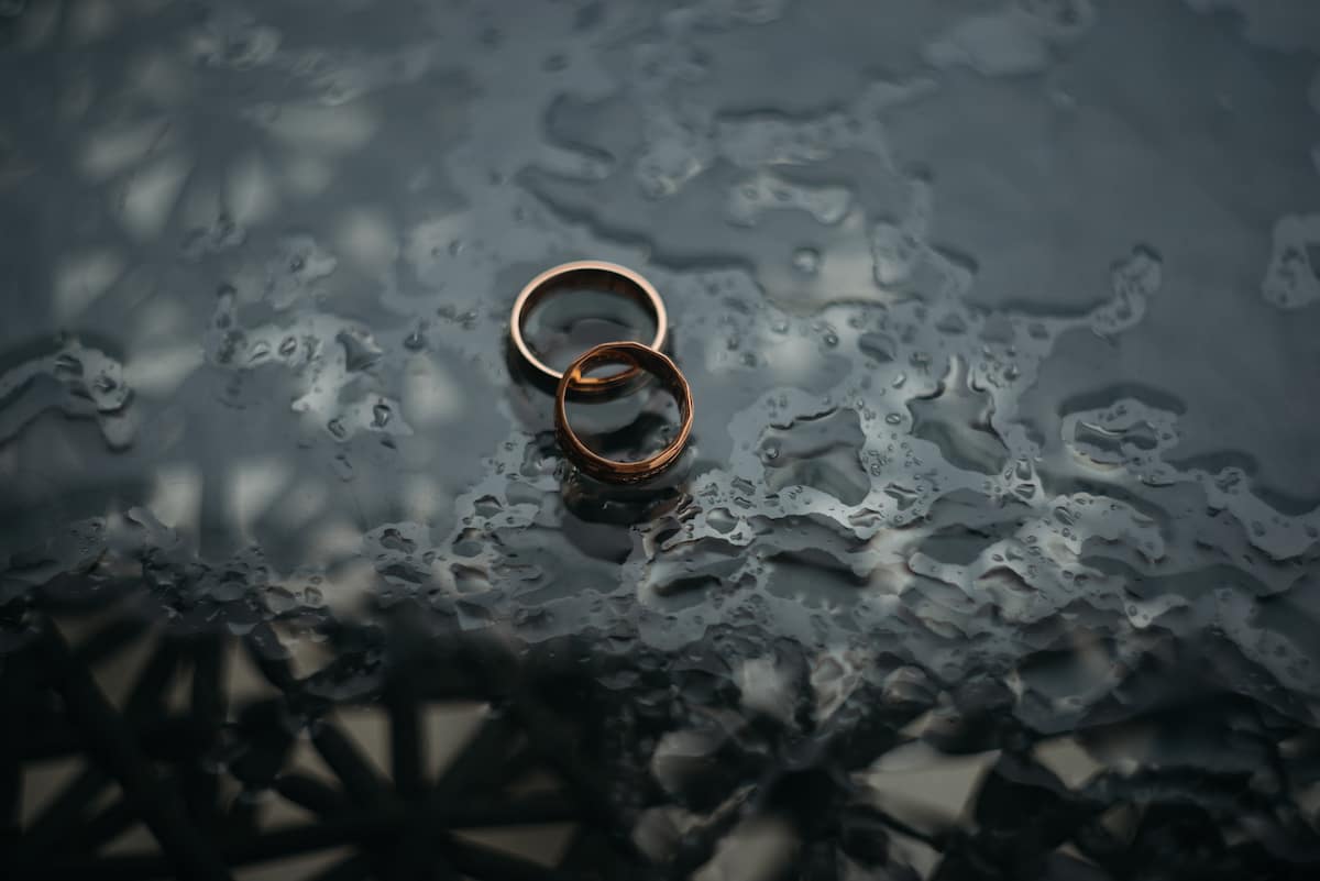 Dois anéis cruzados em uma poça de água