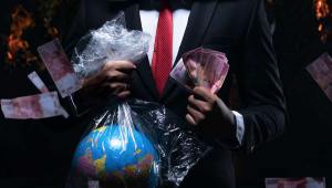 Capitalista Investidor - Homem de terno segurando notas de dinheiro e um globo do planeta Terra em uma sacola