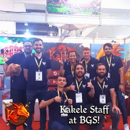Equipe do Kakele MMORPG em frente ao estande na Brasil Game Show 2022.