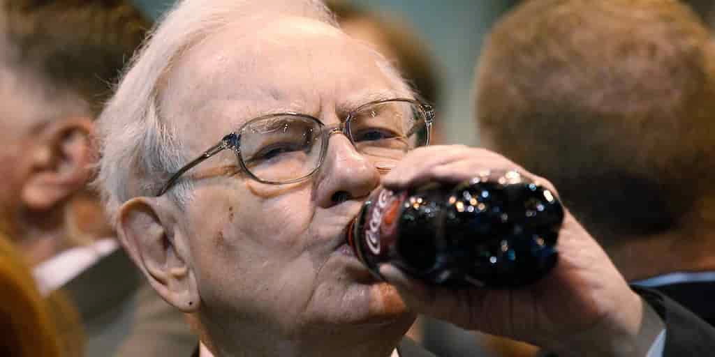 Warren Buffett bebendo Coca-Cola
