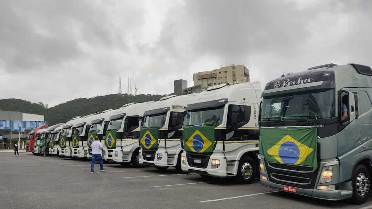 Caminhões com bandeiras do Brasil, que tiveram suas contas bancárias congeladas