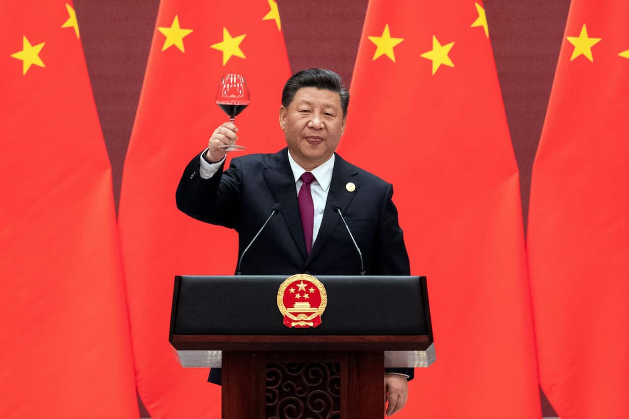 Xi Jinping comemorando com taça de vinho