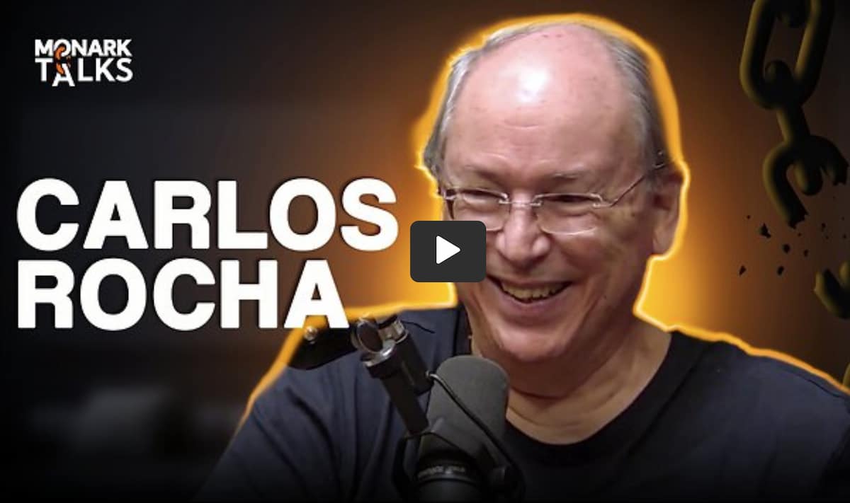 Capa do vídeo com o nome de Carlos Rocha — criador da urna eletrônica — em entrevista no Monark Talks