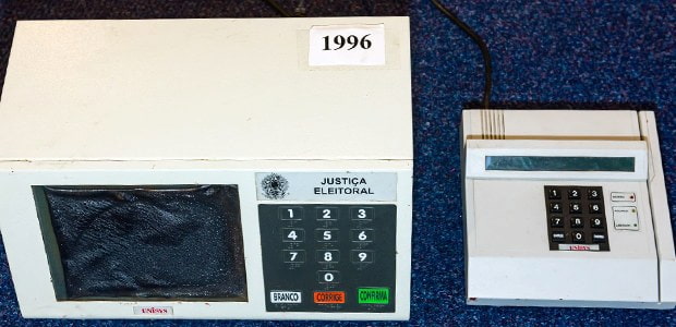Primeira versão da urna eletrônica, criada em 1996 por Carlos Rocha e equipe.