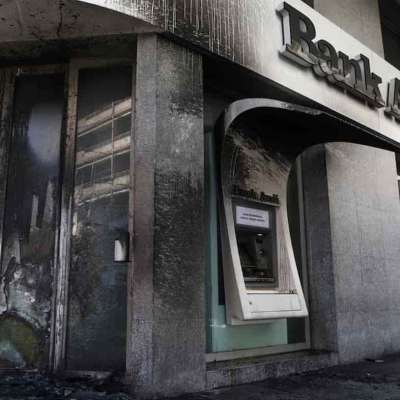 manifestantes ateiam fogo em bancos no líbano