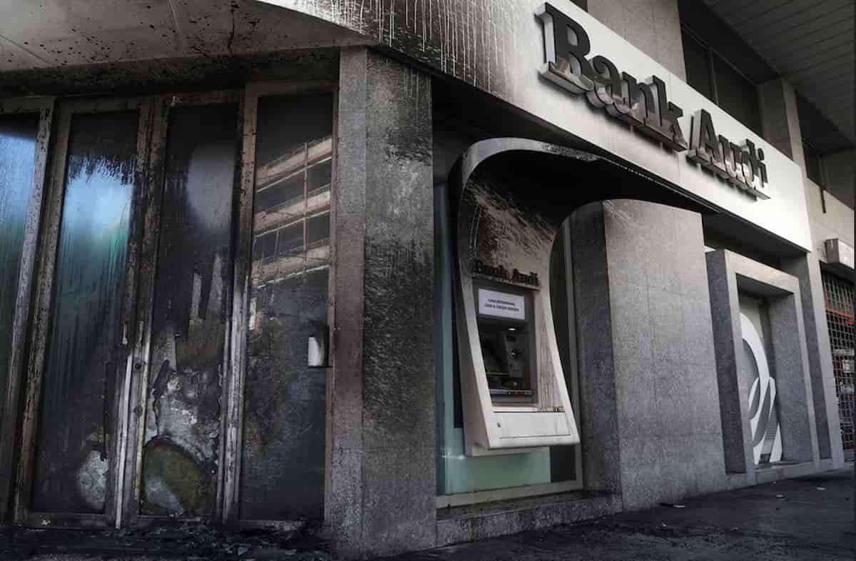 Manifestantes ateiam fogo em bancos no Líbano