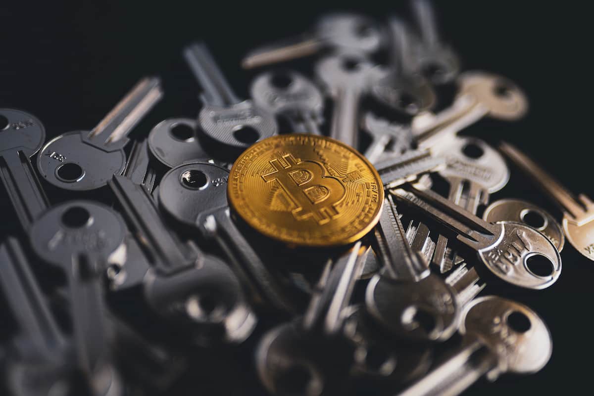 Moeda de bitcoin com chaves abaixo
