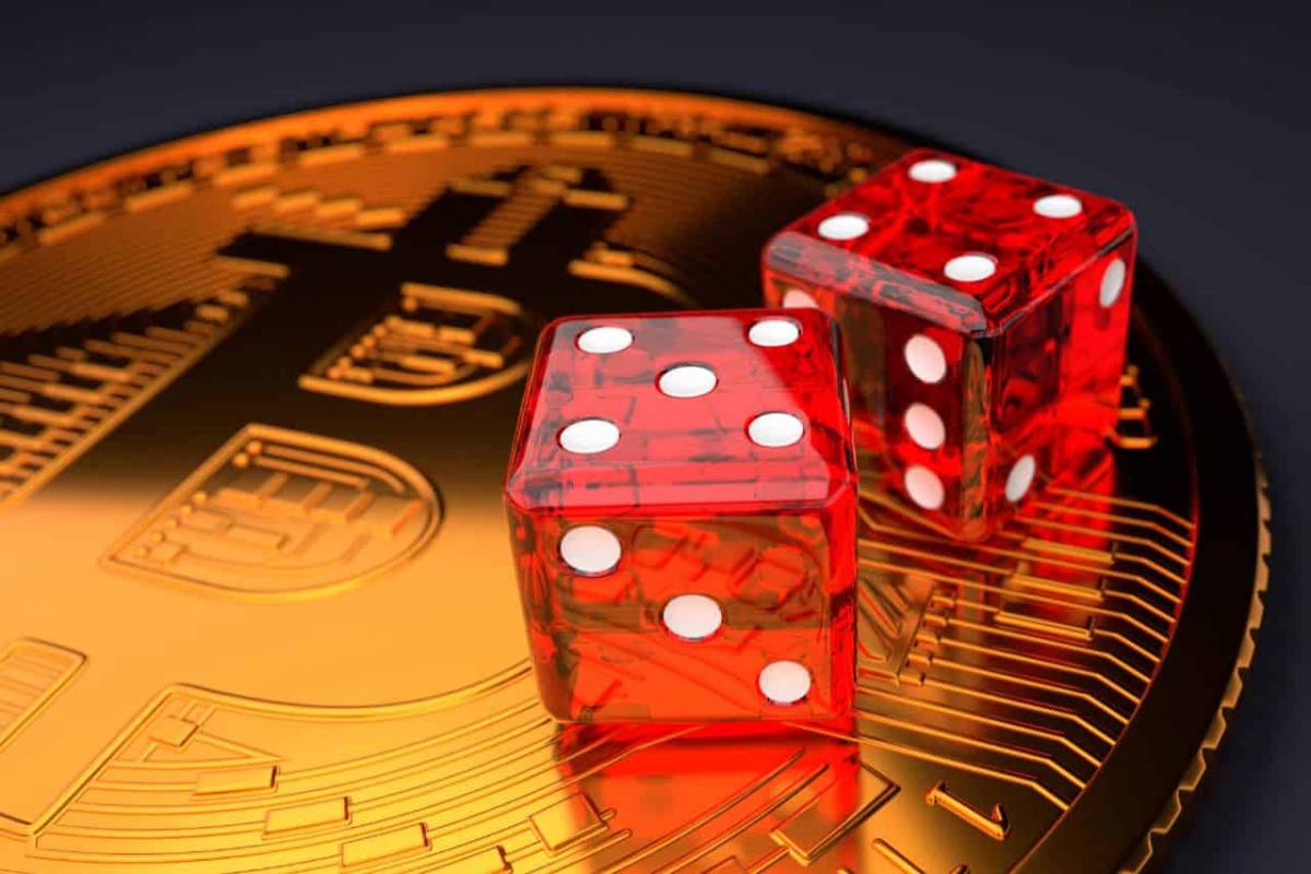 Dados acima de uma moeda de bitcoin