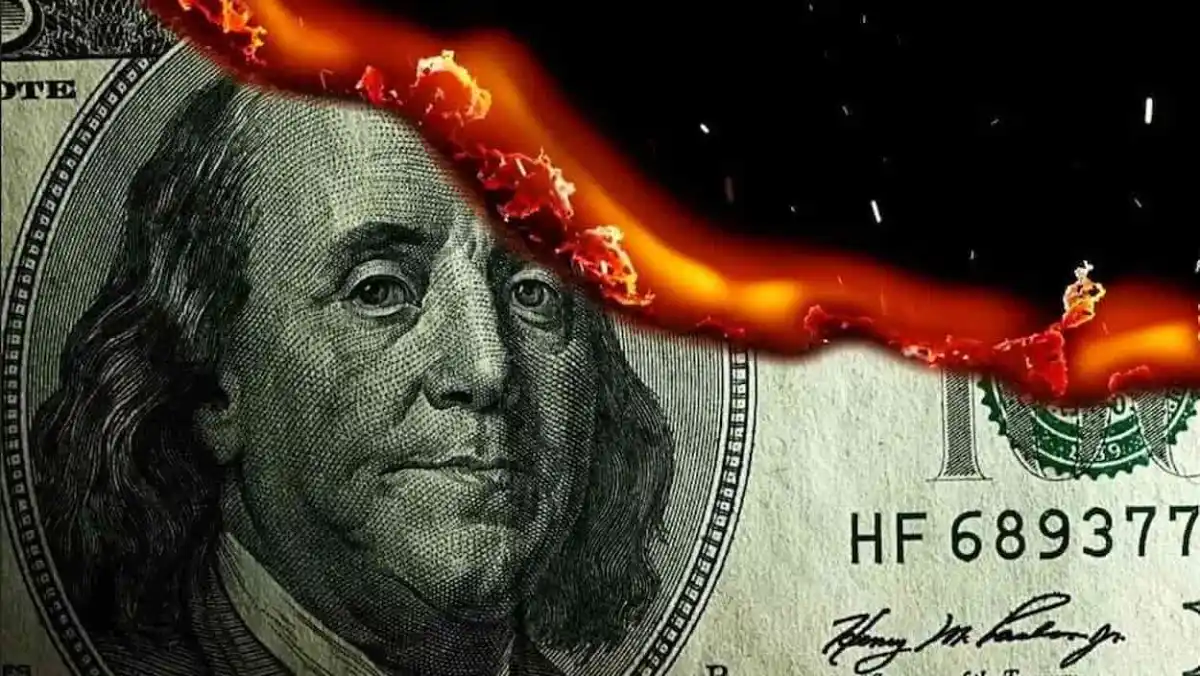 Nota de dólar queimando