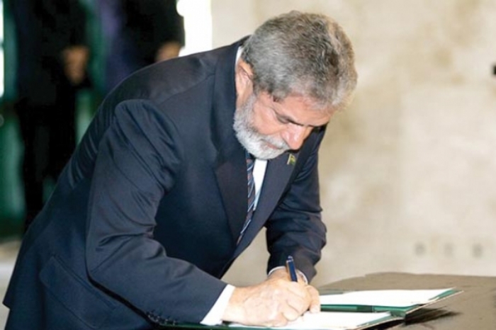 Lula assina decreto sobre criptomoedas, designando o Banco Central como regulador