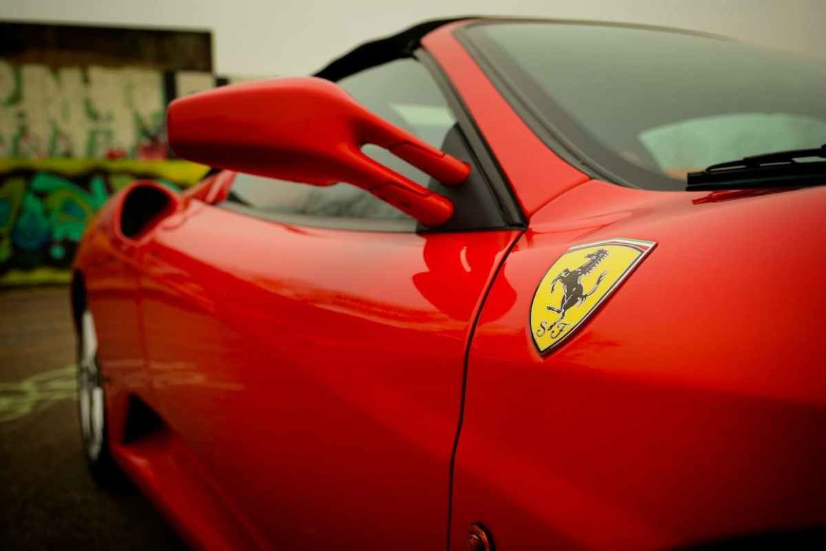 Ferrari vermelha