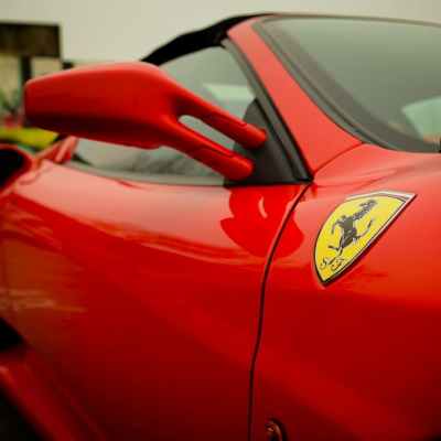 Ferrari vermelha