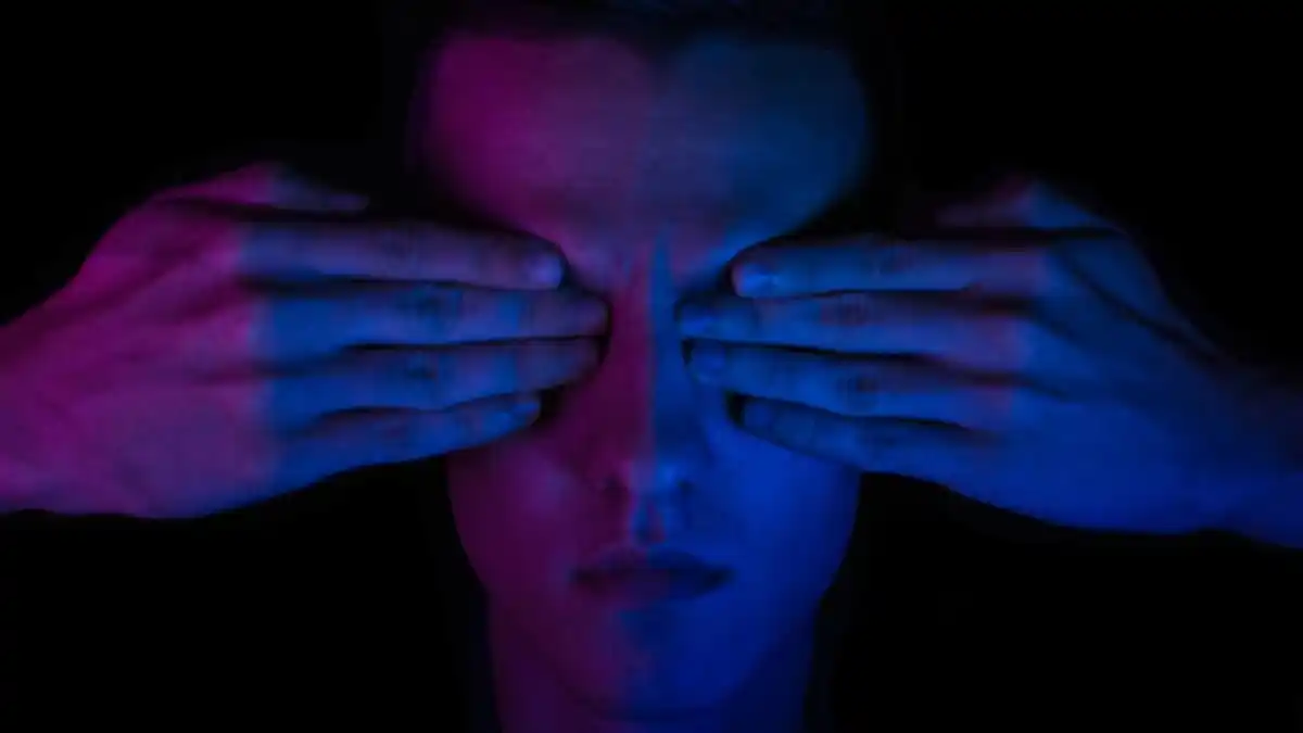 Pessoa com mão nos olhos