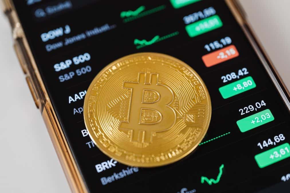 Traders são liquidados em R$ 1,4 bilhão com queda do Bitcoin, analistas recomendam cautela