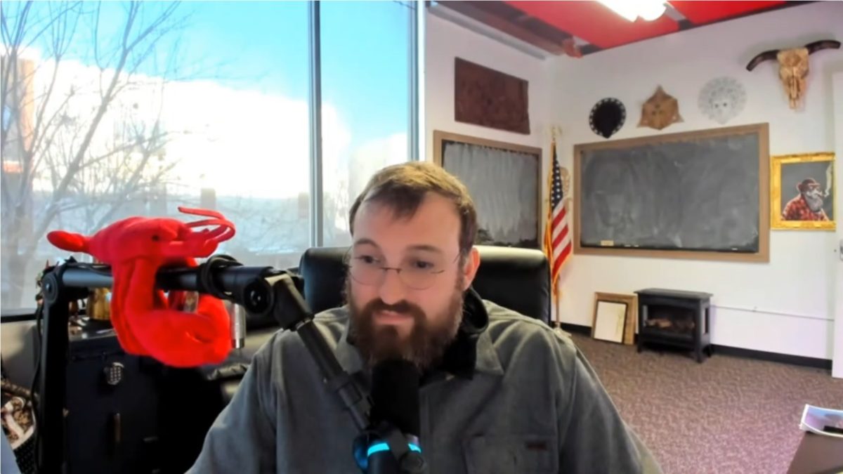 Na mira da SEC, fundador da Cardano ataca o Bitcoin