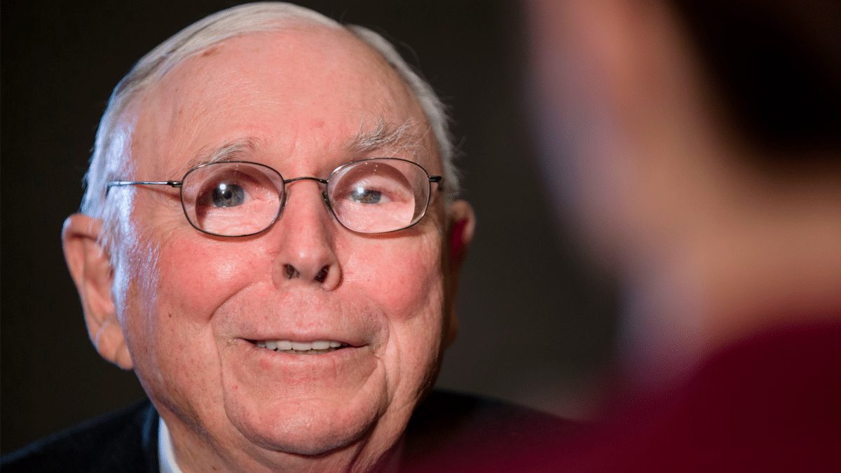 Memecoin de Charlie Munger valoriza 2.500% e cai 98% após morte do lendário investidor