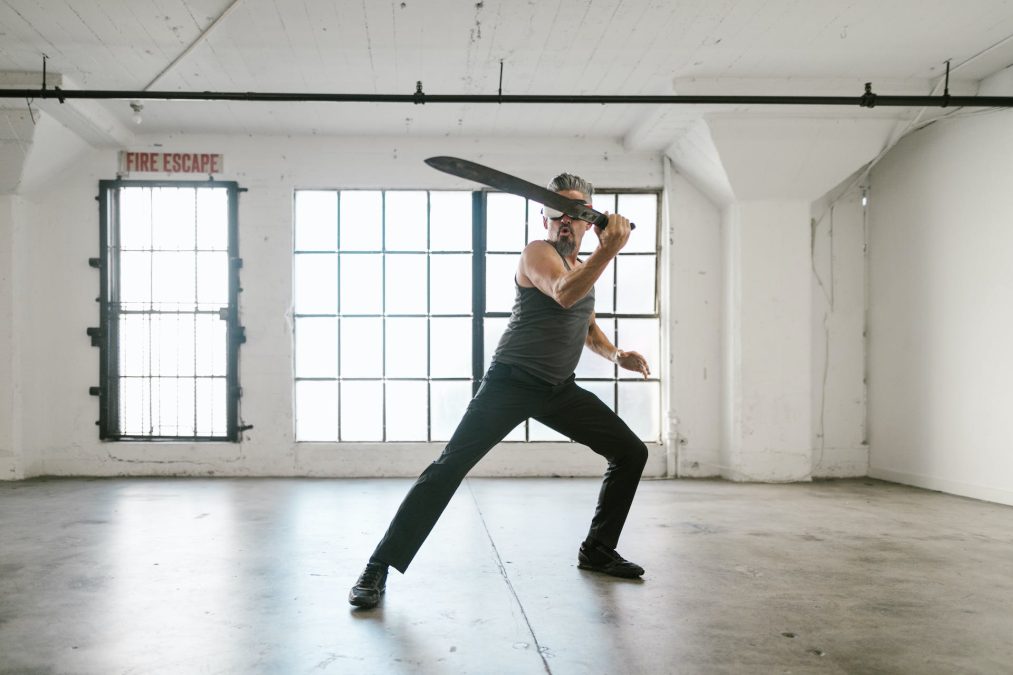 Homem usa facão e barra de chocolate para roubar bitcoins de vítima