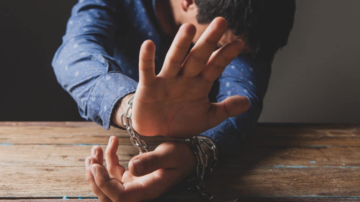 Diretores de corretora que sumiu com criptomoedas dos clientes são presos por roubo de R$ 4 bilhões