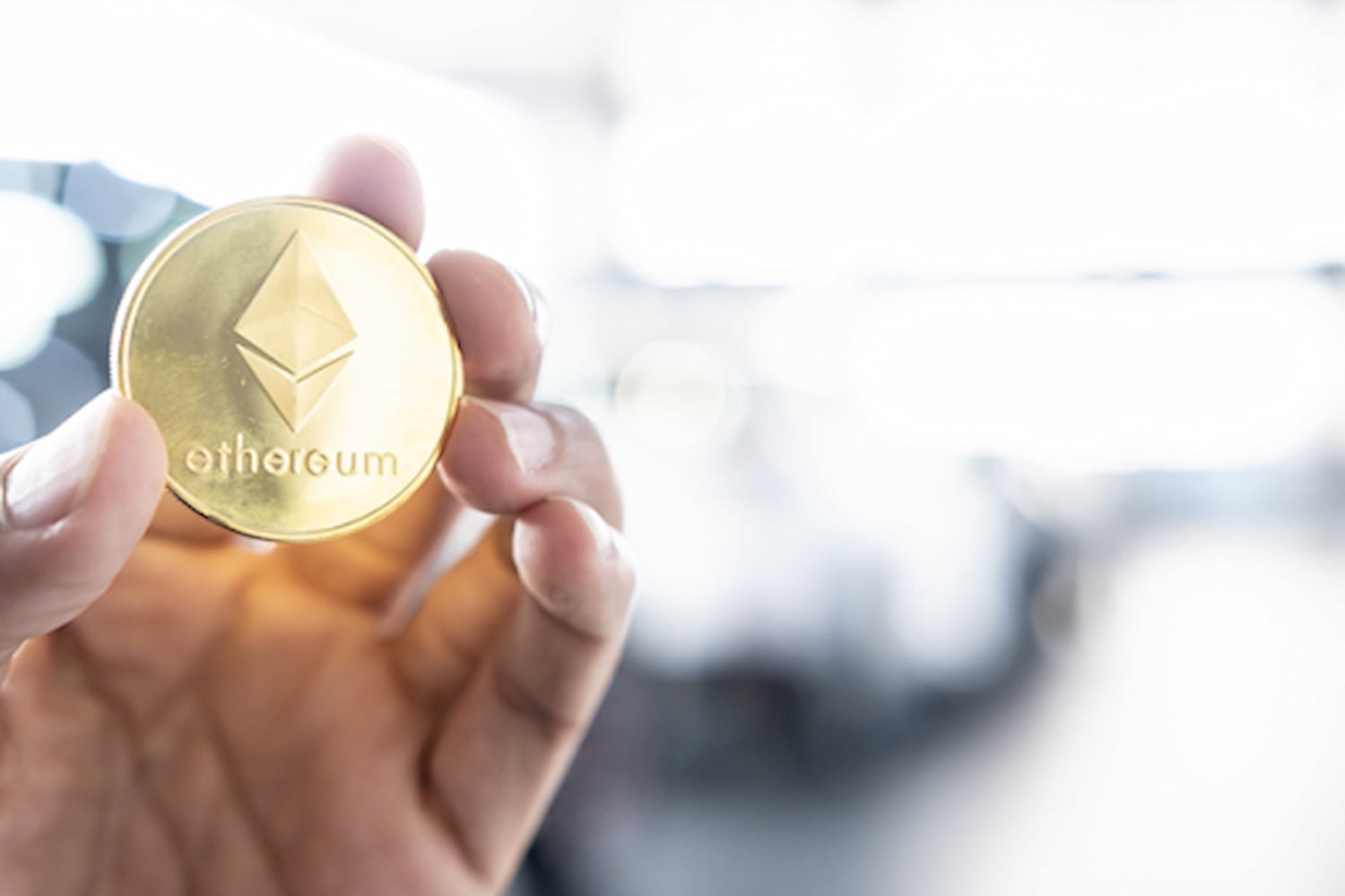 Continuação do Alarido da Raffle Coin: Analistas Otimistas Sobre XRP e Ethereum na Mega Pré-venda