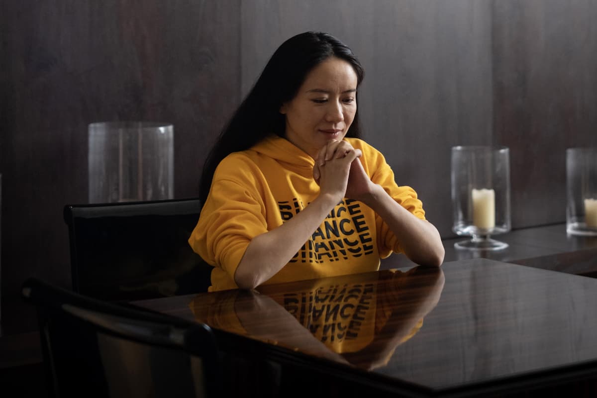 Cofundadora da Binance responde a alegações sobre listagens ilegais de altcoins