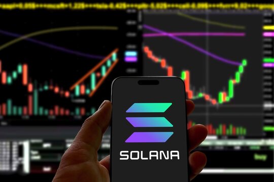 Solana Torna-se Altista: Preço Sobe Acima da Nuvem de Ichimoku Com Forte Momentum 