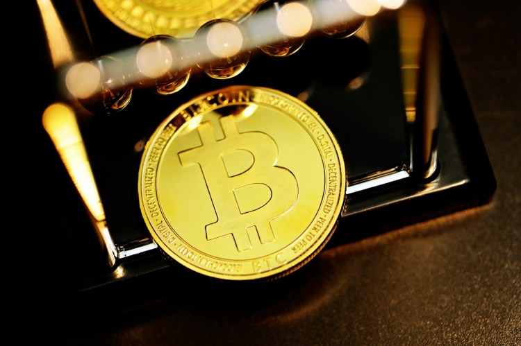 Sinais de Alerta do Bitcoin? Titulares de Longo Prazo Saem Enquanto Compradores de Varejo Correm para Entrar 