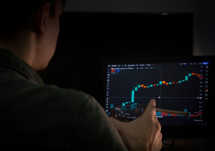 XRP busca rompimento enquanto analistas preveem rali junto com a adoção no mundo real. 