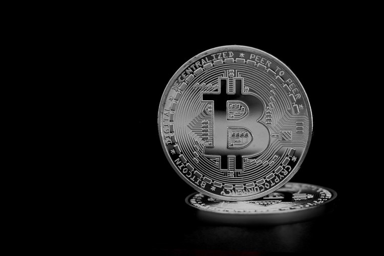 Base de alta se forma após queda de $115,000. 