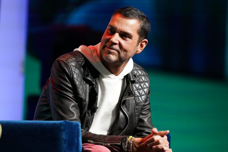 Raoul Pal diz que está investindo em XRP há 4 anos após chamá-lo de um investimento “idiota”. 