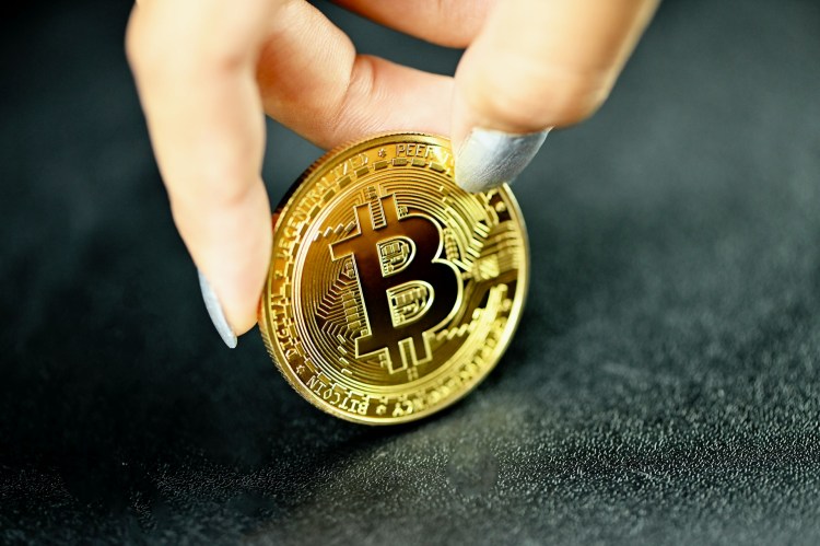 Saídas do IBIT combinadas com queda nas transferências de Tron USDT. 