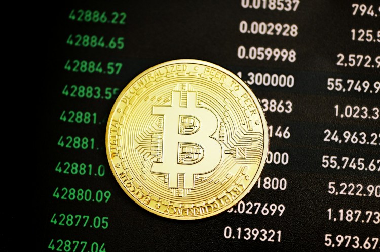Riscos de Correção do Bitcoin Aumentam com $105,000 Como Suporte Crítico 