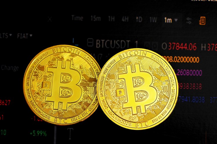 Bitcoin mira $150.000 enquanto a oferta ilíquida da Binance atinge recordes históricos.