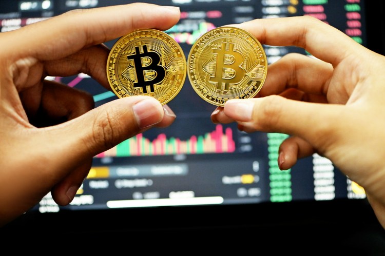 Bitcoin se mantém próximo de $119.000 à medida que a menor alavancagem reduz o risco de correção. 