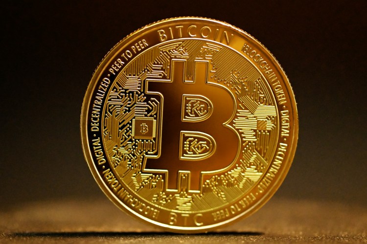 Analista prevê queda para $94.000 se este nível não se mantiver. 