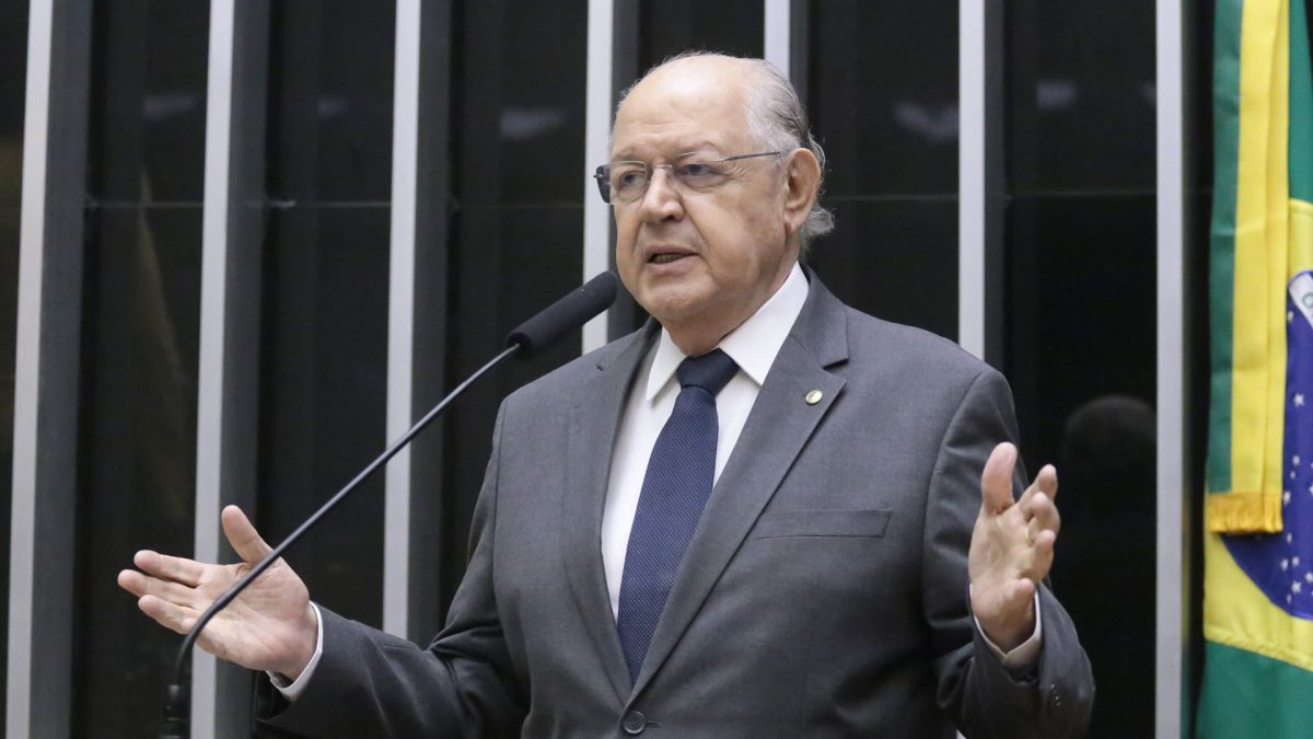 Deputado propõe restrição a transações em dinheiro e extinção das notas de R$ 100 e R$ 200.      