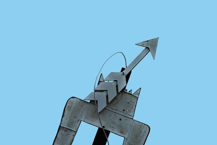 BNB ultrapassa a capitalização de mercado do XRP à medida que o preço atinge o recorde de $1.300 – O que vem a seguir? 