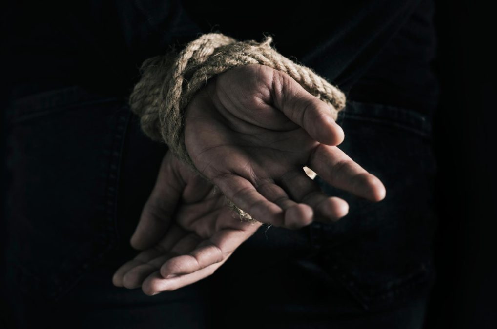 Investidor é forçado a transferir R$ 3,2 milhões em Bitcoin após ataque brutal a facadas!      