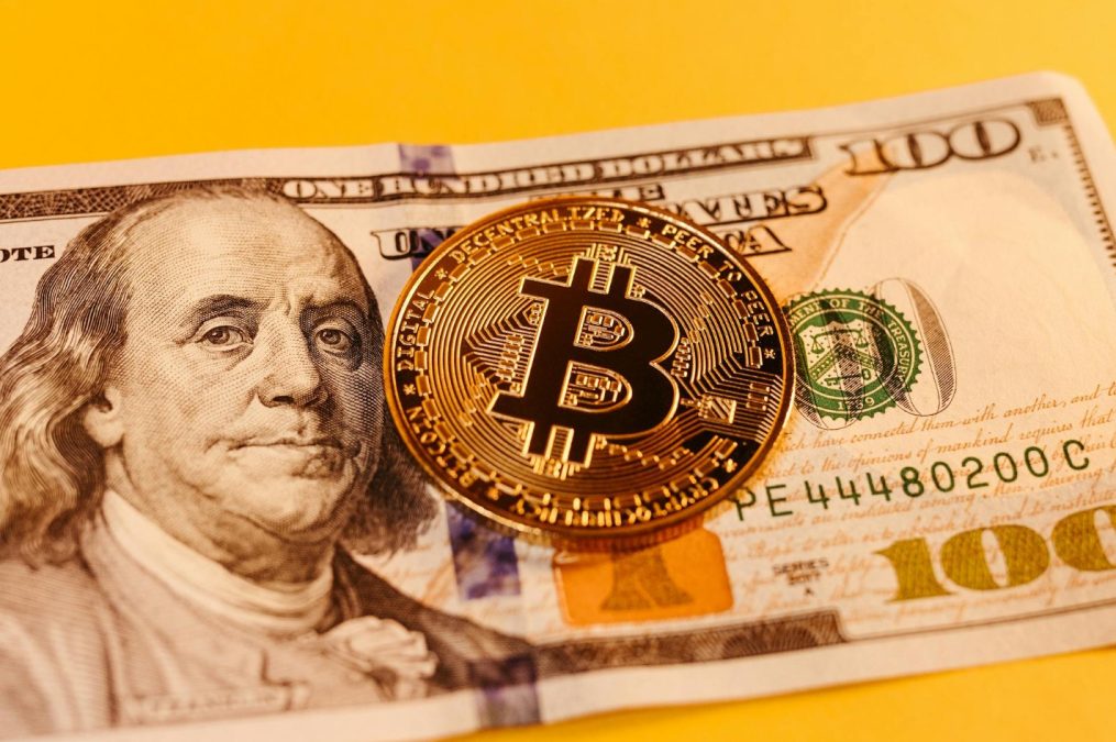 Bitcoin sobe com avanços sobre fim do shutdown e auxílio de US$ 2.000 para americanos      