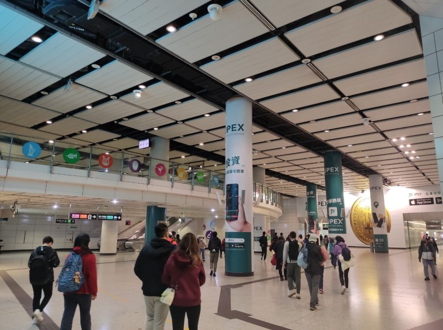 Hong Kong processa 16 pessoas ligadas à corretora JPEX e Interpol amplia lista de procurados