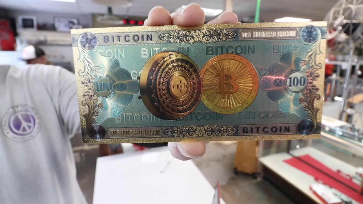Golpista tenta vender cédula decorativa de Bitcoin, mas acaba expulso de loja