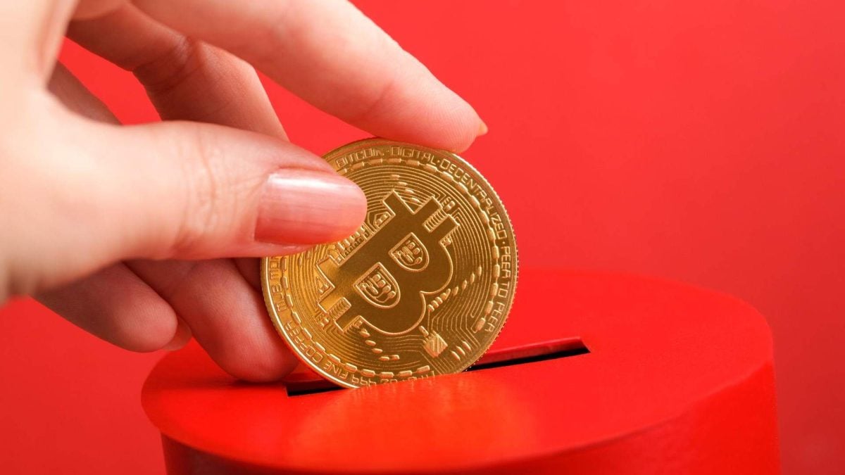 Tensão global derruba Bitcoin em fevereiro e apaga 450 bilhões de dólares do mercado, diz análise de IA do CoinMarketCap