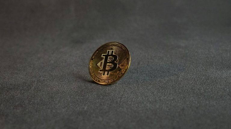 Bitcoin fecha primeiro trimestre com perdas de 22,2% e analistas preveem mais queda      